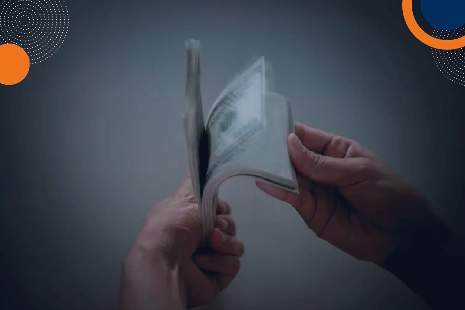 En la imagen se observa a una persona sosteniendo y contando un fajo de billetes de dólar estadounidense con ambas manos. El fondo es sencillo y claro, con algunos elementos gráficos circulares en las esquinas, lo que destaca la acción principal. No aparecen elementos o uniformes asociados directamente a servicios de seguridad privada, vigilancia ni al grupo Fortox; el foco está en el manejo del dinero en efectivo. - Fortox Security