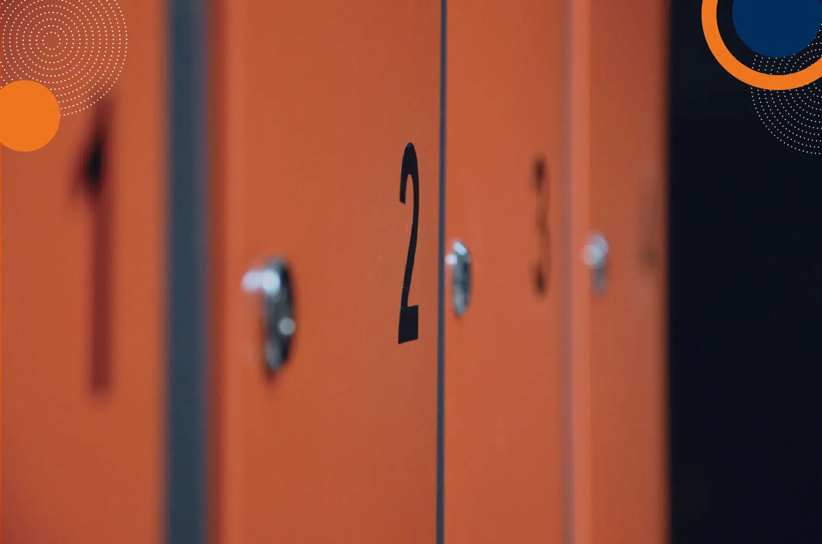 En la imagen se observan cerca casilleros metálicos de color naranja numerados como 1, 2 y 3. En las esquinas hay diseños gráficos circulares. No aparece personal, vehículos ni edificios relacionados con los servicios de seguridad privada o vigilancia de Fortox Security Group; la imagen muestra únicamente los casilleros. - Fortox Security