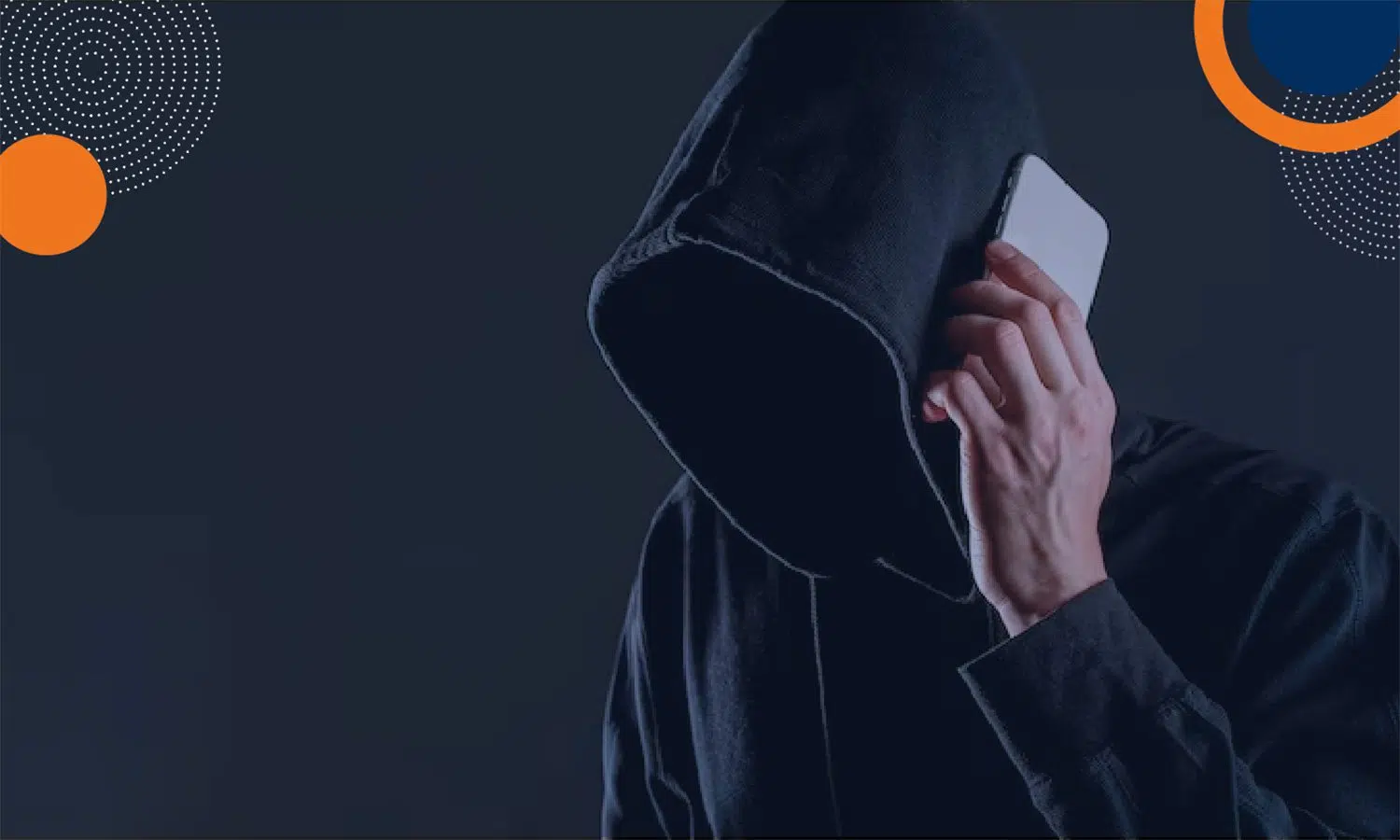Una persona vestida con una sudadera oscura y la capucha puesta sostiene un teléfono móvil junto a su oído. Su rostro está oculto, y el fondo es oscuro, decorado con elementos gráficos abstractos en tonos naranja y azul. La imagen transmite una sensación de vigilancia y discreción, conceptos asociados a la seguridad privada que ofrece Fortox Security Group. - Fortox Security