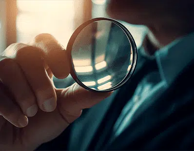 Personal de seguridad privada de Fortox frente a edificios empresariales y vehículos de vigilancia en Colombia. - Fortox Security