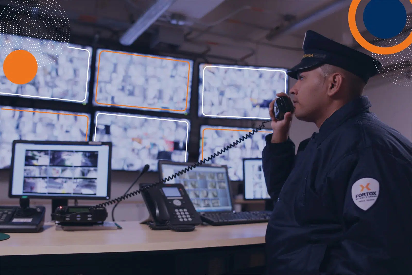 Personal de seguridad privada de Fortox monitorea cámaras en sala de vigilancia para protección y control empresarial. - Fortox Security