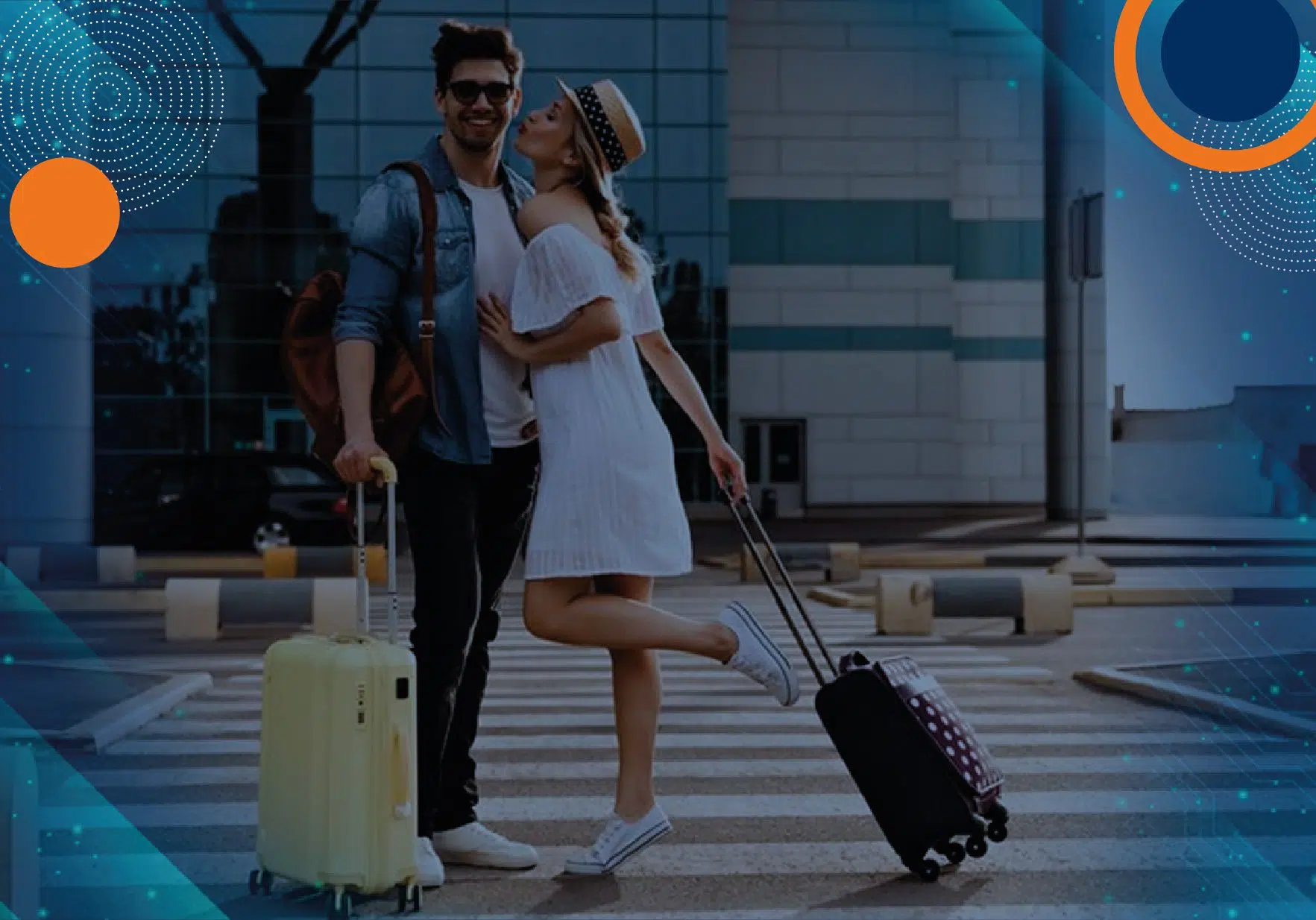 Pareja con maletas en un cruce peatonal, recibiendo vigilancia de seguridad privada cerca de un aeropuerto. - Fortox Security