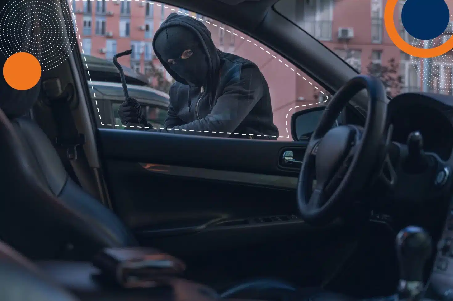 Persona encapuchada intentando forzar la ventana de un auto, resaltando la importancia de la vigilancia y seguridad privada. - Fortox Security