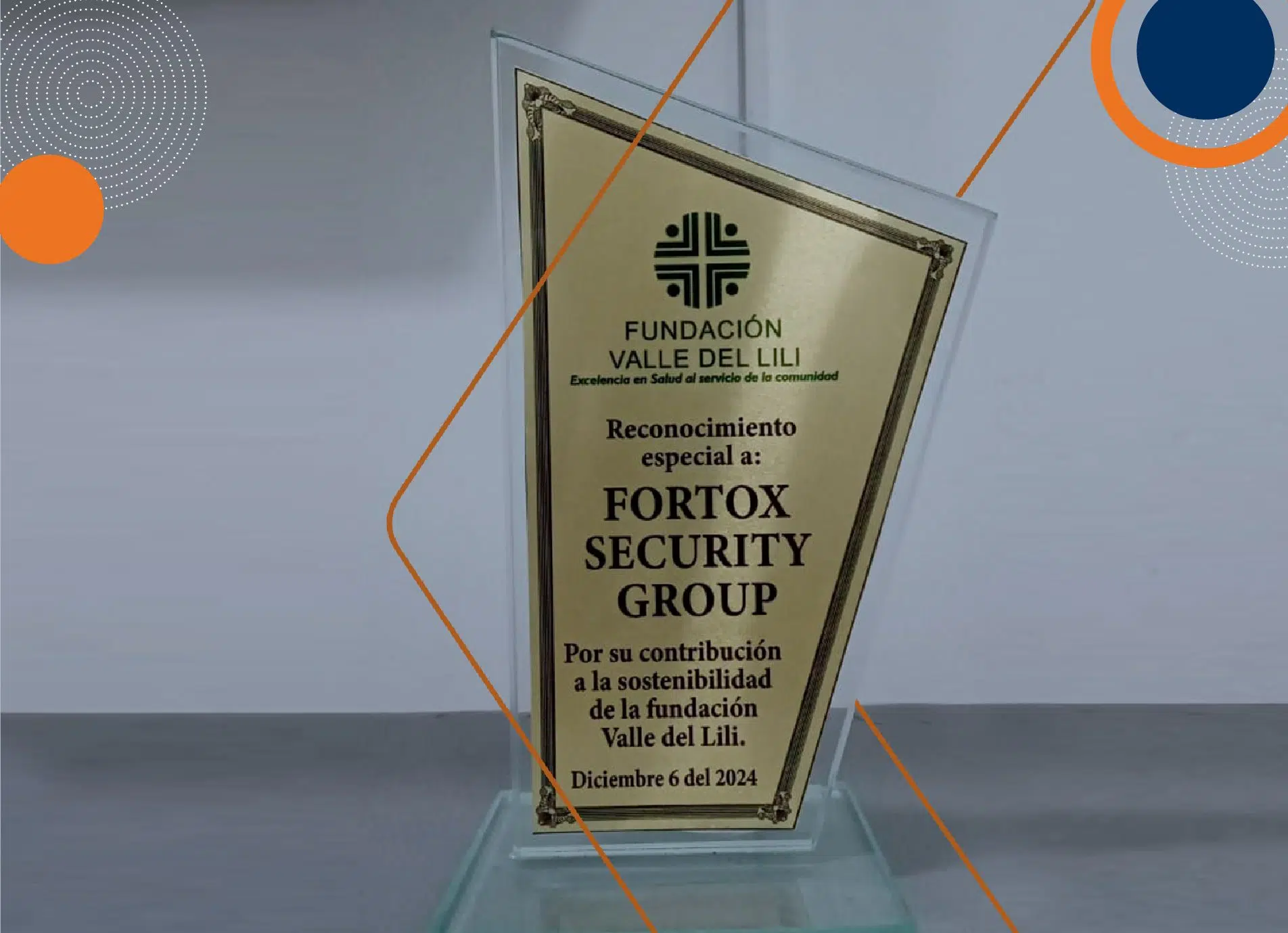 Personal de seguridad privada de Fortox frente a edificio empresarial con vehículos de vigilancia y equipo de protección visible. - Fortox Security