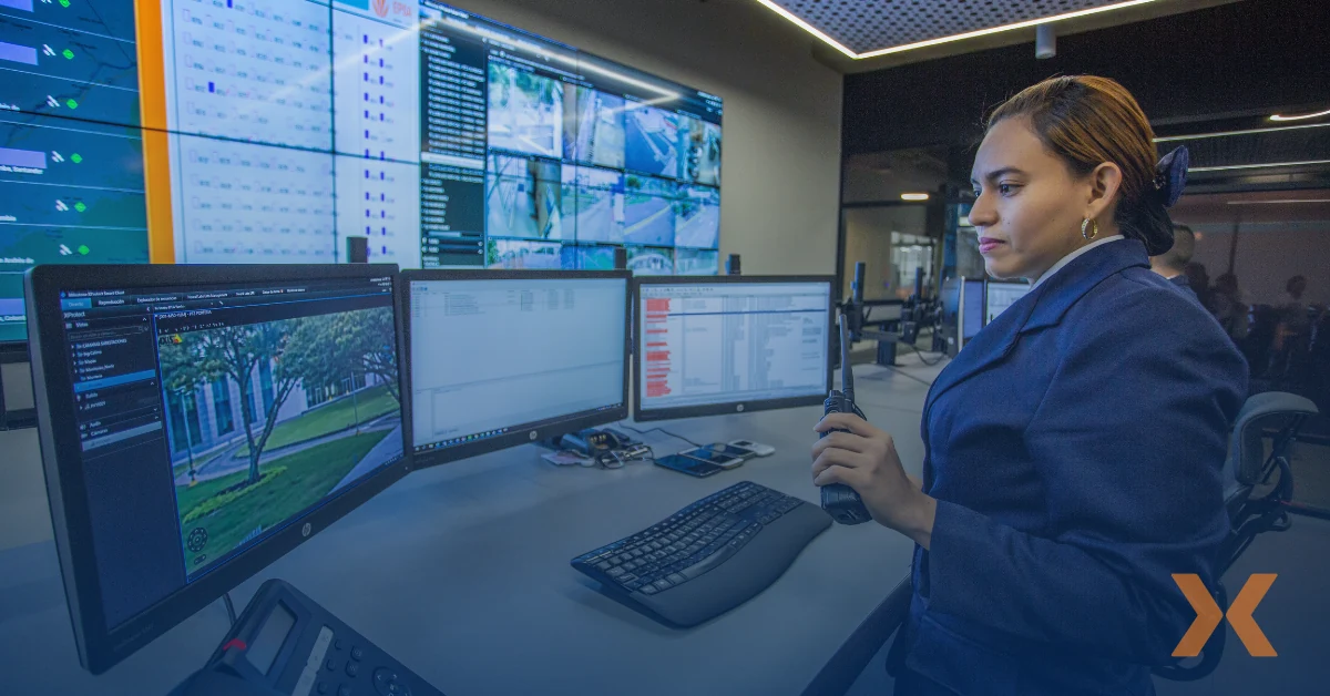 Personal de seguridad privado de Fortox supervisando cámaras de vigilancia en una sala de control con equipos tecnológicos. - Fortox Security