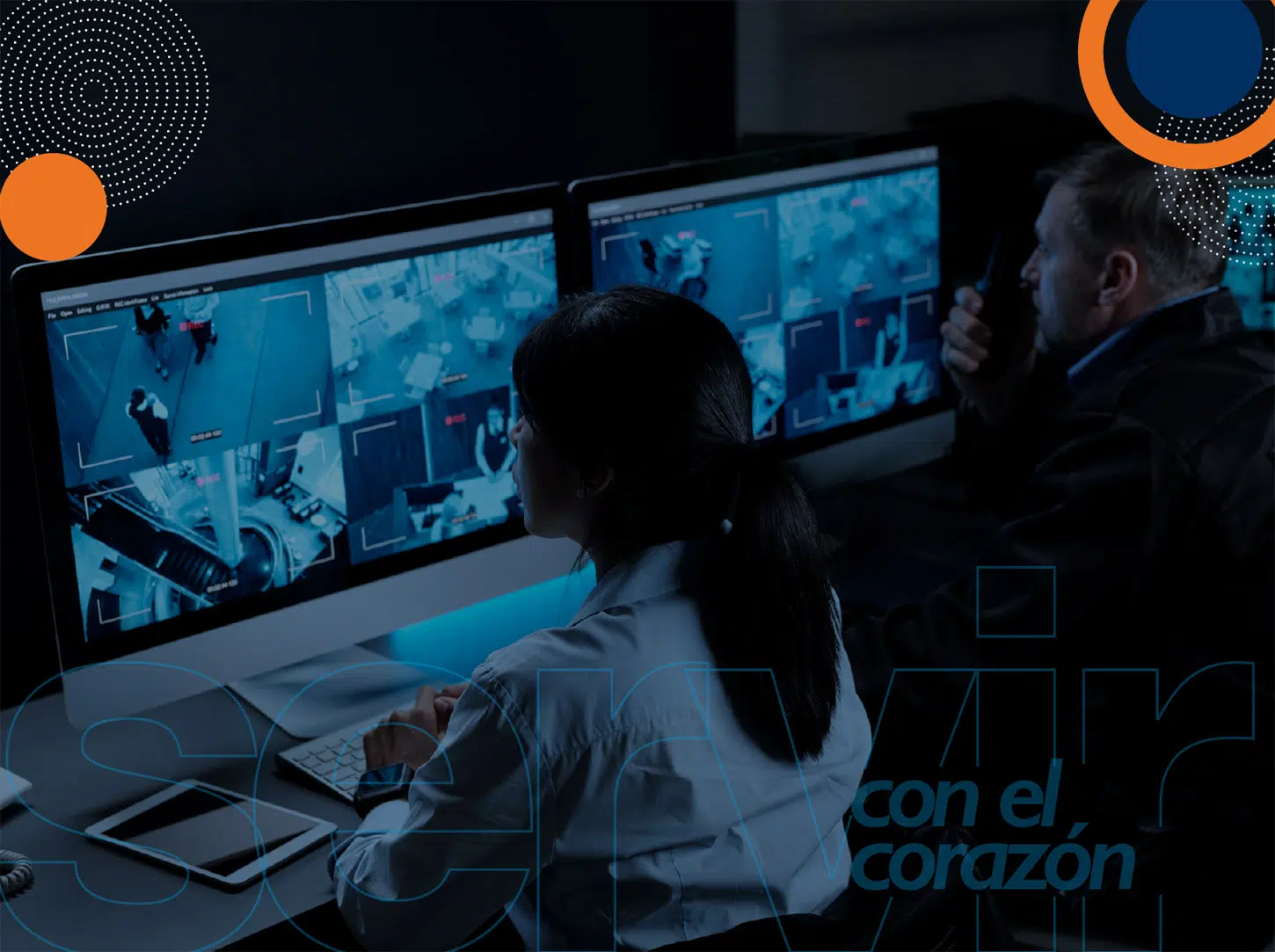 Dos agentes de seguridad privada de Fortox monitorean cámaras en sala de vigilancia, enfocados en protección empresarial. - Fortox Security