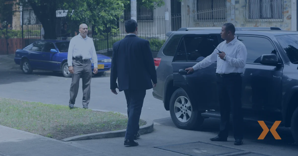 Personal de seguridad privada junto a vehículos en zona residencial, ejemplificando vigilancia y conciencia situacional empresarial. - Fortox
