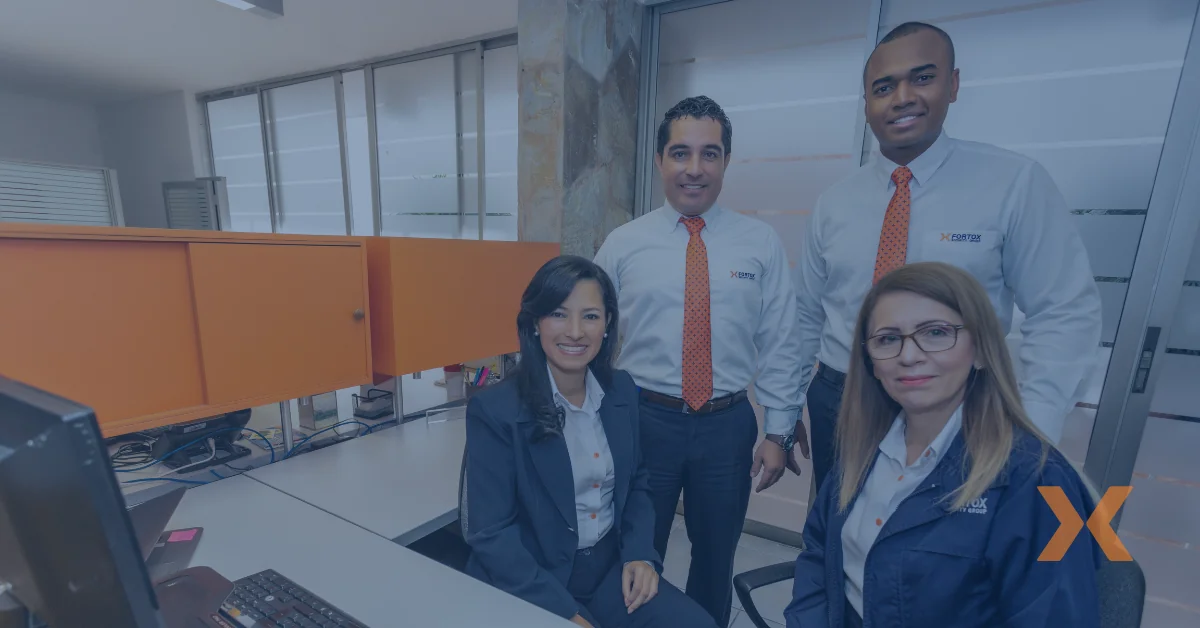 Personal de oficina en espacio moderno, enfocados en seguridad empresarial y mejores prácticas de vigilancia privada Fortox. - Fortox