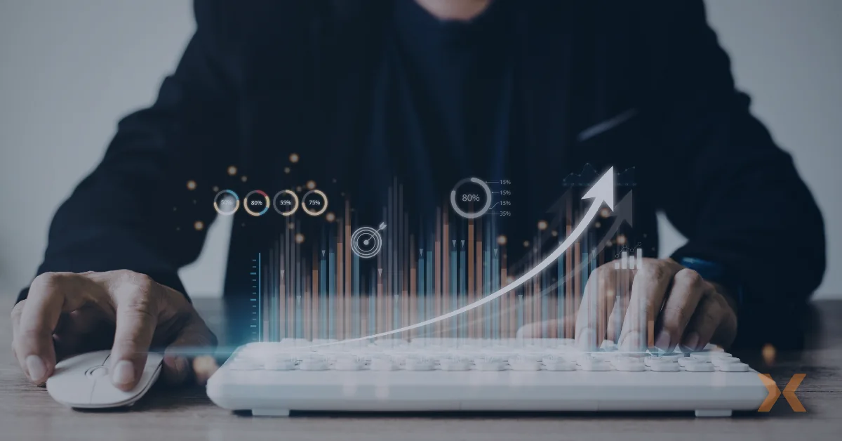 Persona analizando datos en computador con gráficos de crecimiento, tendencia en seguridad privada y vigilancia en Colombia. - Fortox