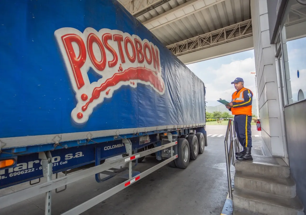Patio de transportadora con control de accesos Fortox