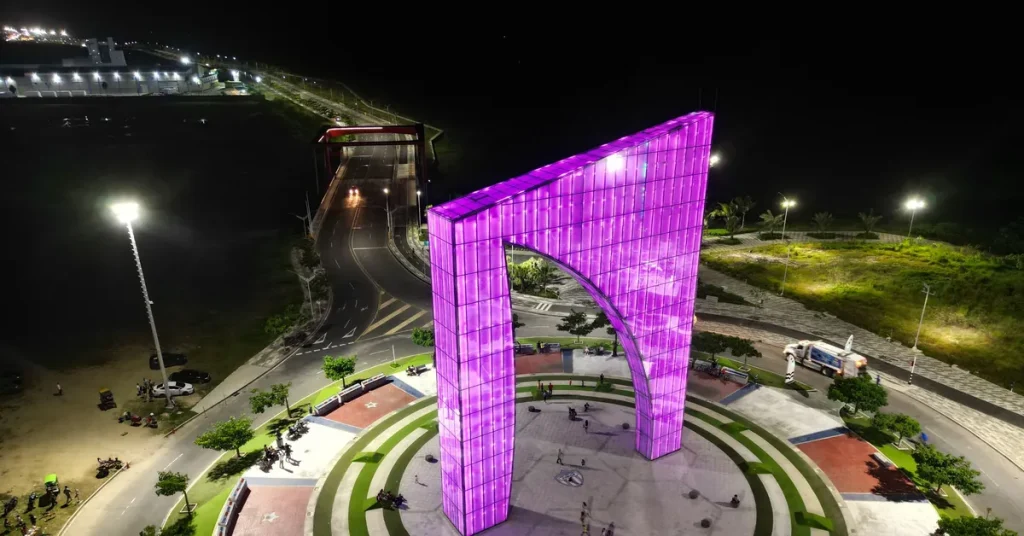 Seguridad privada en Barranquilla: monumento Ventana al Mundo iluminado