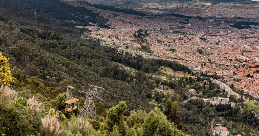 Seguridad privada en Bogotá: vista de la ciudad desde el cerro de Monserrate