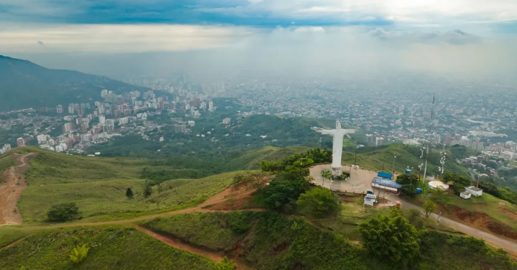 Seguridad privada en Cali: cerro y monumento a Cristo Rey con vista a la ciudad