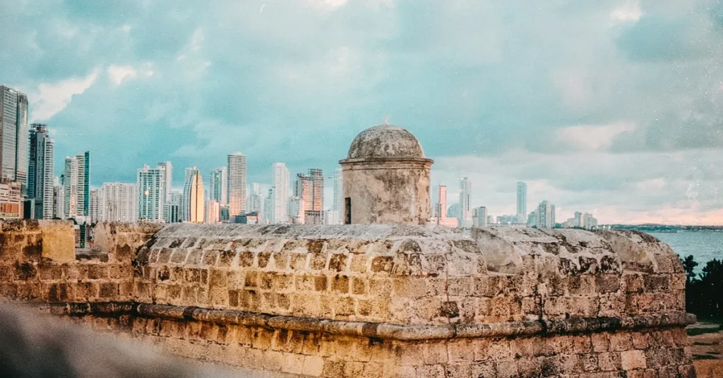 Seguridad privada en Cartagena: murallas de la ciudad amurallada con Bocagrande al fondo