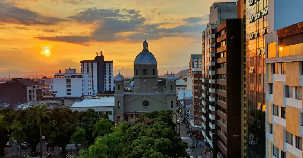 Seguridad privada en Pereira: atardecer sobre el centro y la catedral