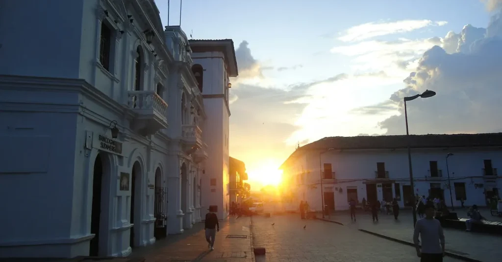 Seguridad privada en Popayán: calle del centro histórico de la Ciudad Blanca